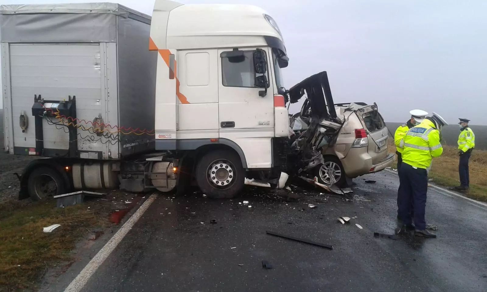 VIDEO - Accident grav, în jud. Brăila. Impact violent între 3 mașini, între care un autobuz: doi morți, doi răniți - Traficul este oprit