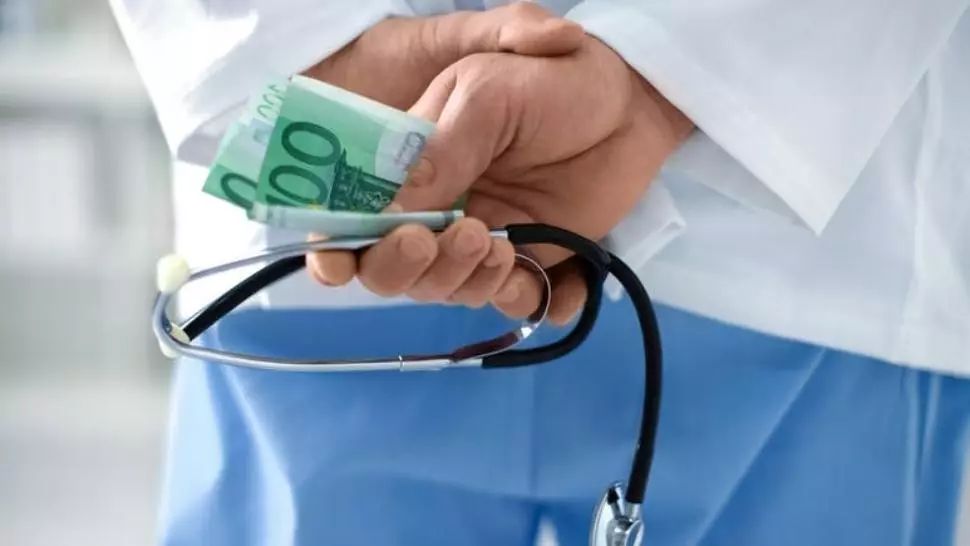 Suspiciuni de angajări și achiziții de echipamente ilegale la Maternitatea Ploiești