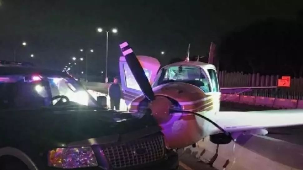 Avion de mici dimensiuni, aterizare de urgență pe o autostradă din SUA. Foto: captură YouTube