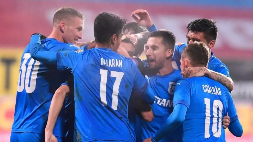 VIDEO | Moş Nicolae a sosit şi în cantonamentul Universităţii Craiova! Cu ce s-au trezit jucătorii în ghete