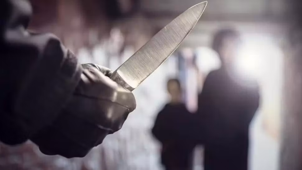 INCREDIBIL. Motivul ireal pentru care doi români din Franța au fost atacați cu un cuțit în plină stradă 