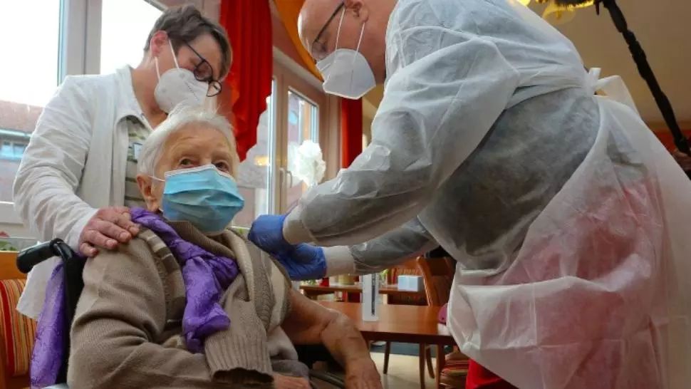 Germania a început vaccinarea împotriva COVID-19 - Prima persoană vaccinată are 101 ani Foto: DPA