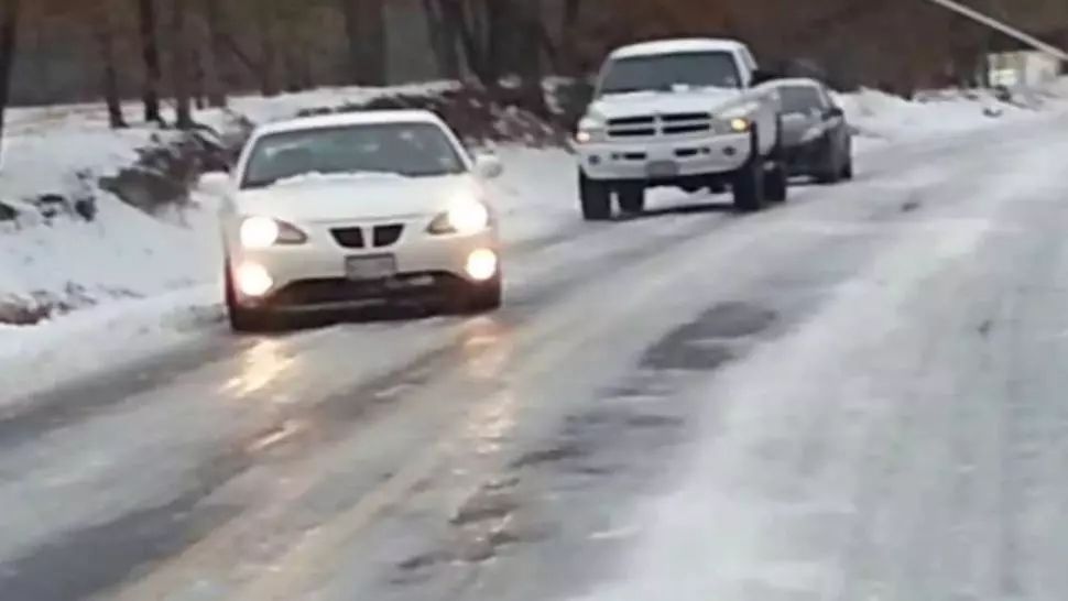 Ce este gheața neagra, unul dintre cele mai mari pericole pentru șoferi iarna