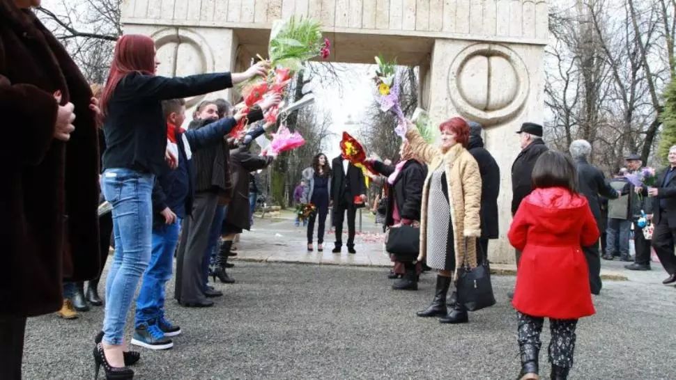 Căsătorii la Poarta Sărutului din Târgu Jiu