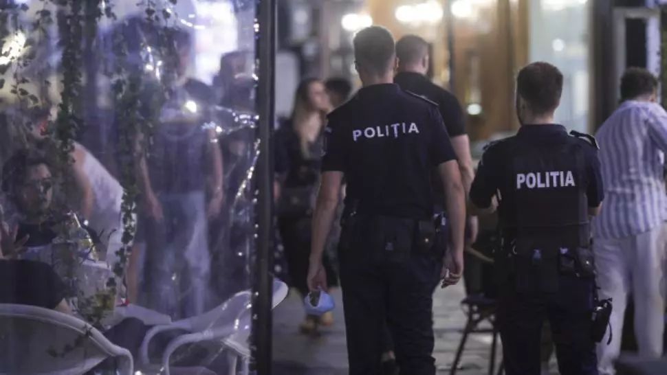 Opt indivizi au fost săltați de polițiști de la terasă, în Constanța. Nu și-au putut justifica prezența la masă