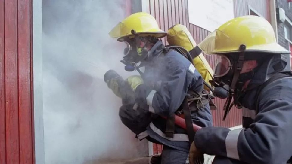 INCENDIU devastator, într-un bloc din Botoșani: zeci de oameni evacuați. Un bebeluș, intoxicat cu fum