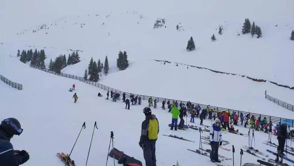 AMENZI uriașe pentru turiștii care nu respectă regulile și rămân pe pârtie după închiderea programului Foto: Facebook.com