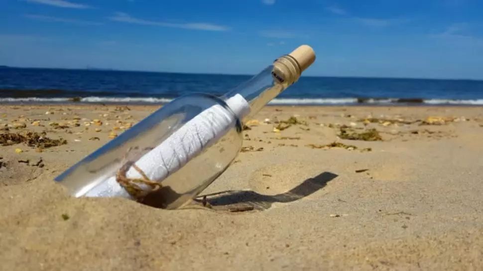Pe plajă, a găsit o sticlă cu un mesaj înăuntru. După ce l-a citit, nu s-a mai oprit din plâns