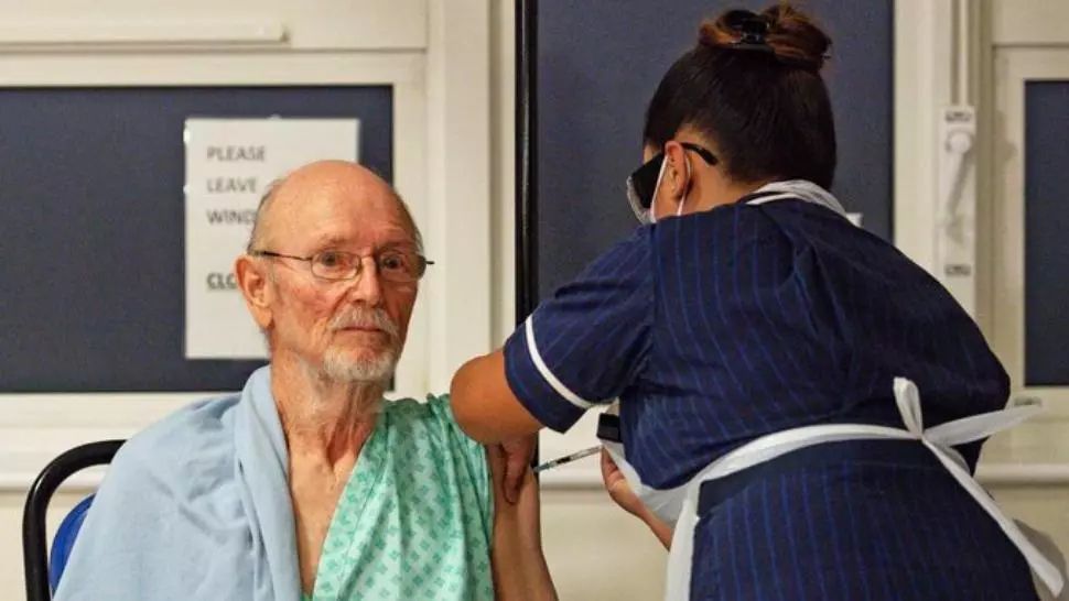 William Shakespeare, de 81 de ani - a doua persoană din Marea Britanie vaccinată împotriva COVID-19 Foto: nytimes.com