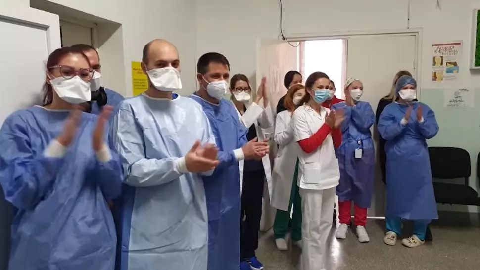 Cel mai vârstnic pacient din Timișoara, externat în aplauzele medicilor. Foto: captură Facebook
