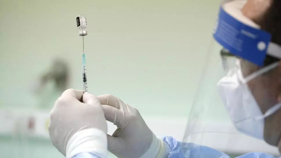 Un nou vaccin anti-Covid va fi testat pe oameni din februarie. Colaborare Rusia - Marea Britanie