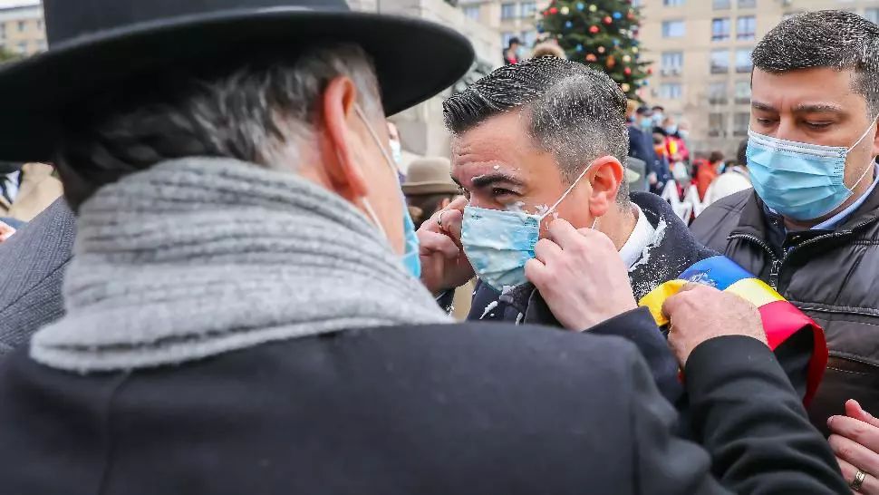 Primarul Chirica atacat cu iaurt de Ziua Unirii Principatelor /foto: INQUAM Liviu Chirica