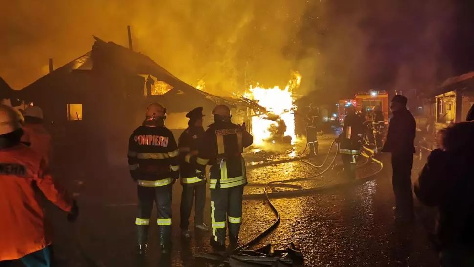 Incendiu în comunitatea de romi din Miercurea Ciuc. Foto: captură ISU Harghita