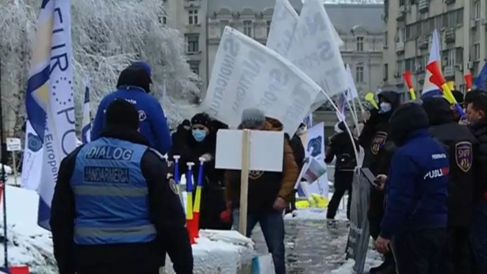 Polițiștii protestează în fața sediului MAI