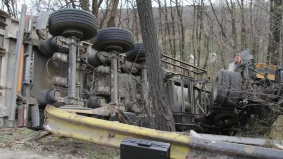 Accident grav în Argeș. Trei persoane grav rănite, un TIR cu butelii de oxigen implicat