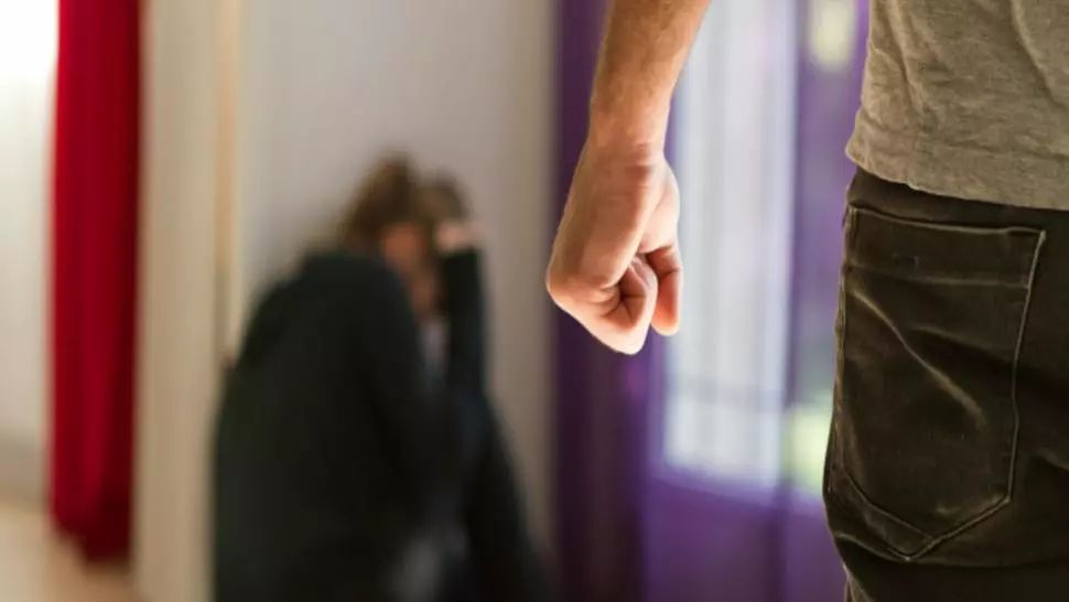 Reeducare în stil totalitar: Tânăr lovit cu pumnii și picioarele de supraveghetor - VIOLENȚĂ extremă