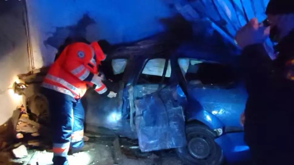Un bărbat a intrat cu mașina furată în zidul unei case. Foto: captură Jandarmeria Română