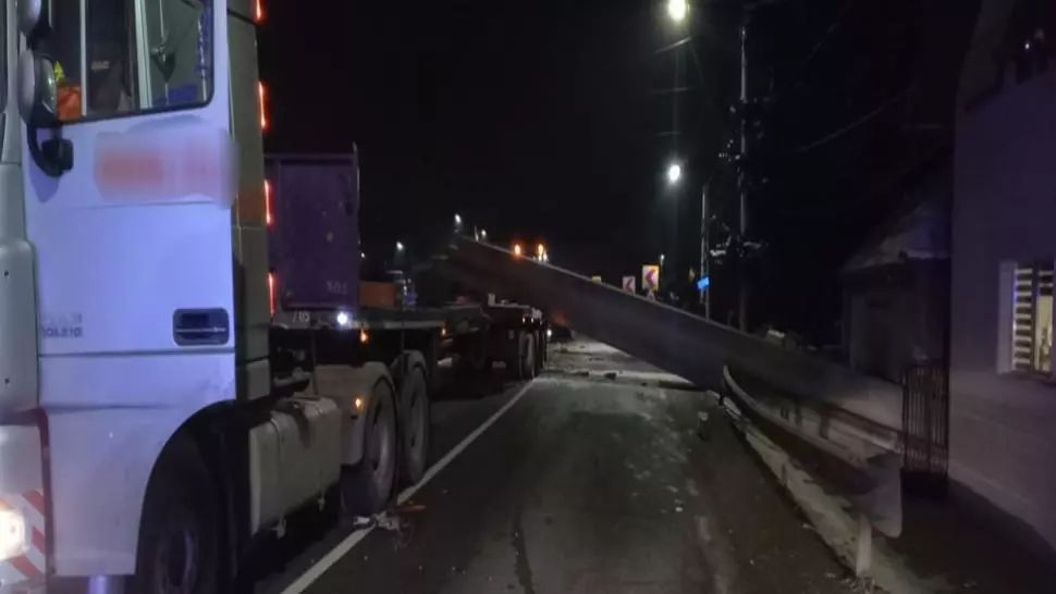 DN 17 blocat dupa căderea unor grinzi de metal pe carosabil Foto: ISU Bistrița