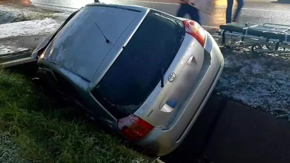 O șoferiță a fugit după ce a intrat cu mașina într-un podeț în jud. Satu Mare și a rănit o femeie! Măsura luată de Poliție