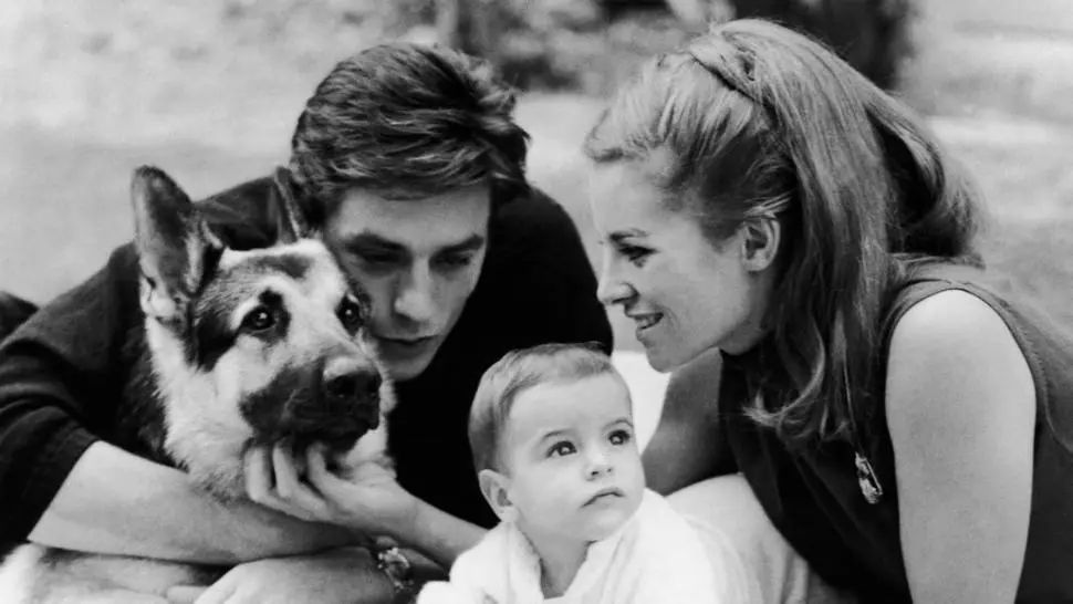 A MURIT o stea a cinemtografiei. Familia lui Alain Delon în doliu 