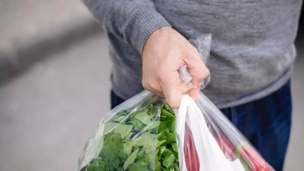 Lidl introduce taxa pe pungă la raioanele de fructe și legume. Cât veți plăti în plus la cumpărături