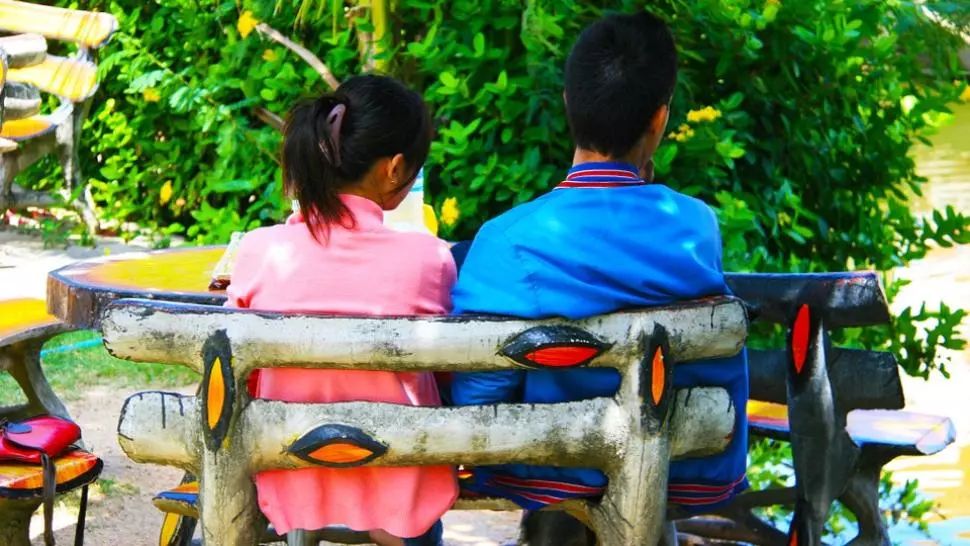 AMENDĂ de 500 de lei pentru un sărut în parc pe timp de pandemie. MOTIVUL invocat de polițistul local