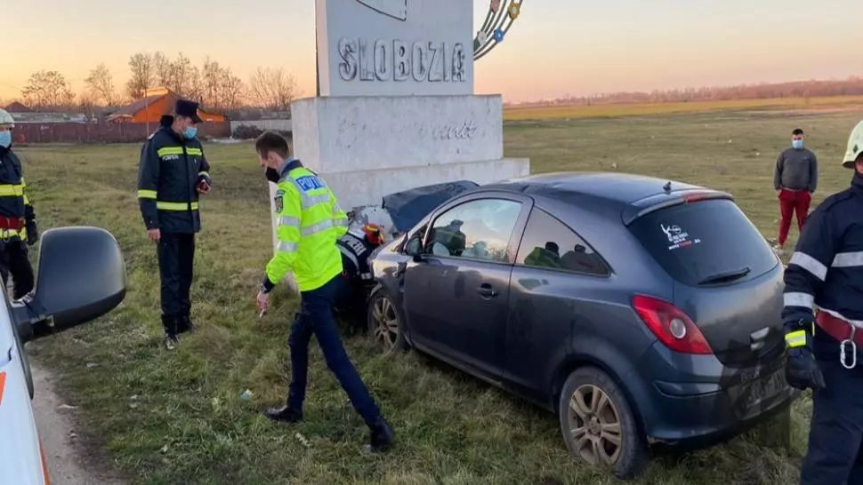 FOTO | A intrat cu mașina în indicatorul de intrare în localitate….“Bun venit în Slobozia!”