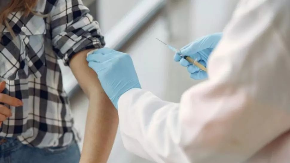 Bilanțul imunizării: 8.095 de persoane au fost vaccinate în ultimele 24 de ore. Dintre cele 52 de REACȚII ADVERSE, 3 sunt în curs de investigare