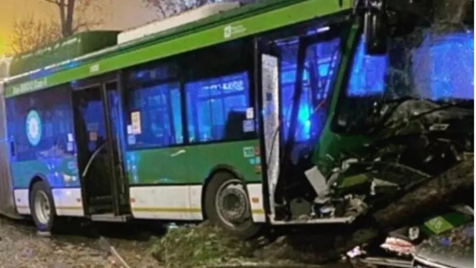 Autobuz distrus într-un accident, la Milano