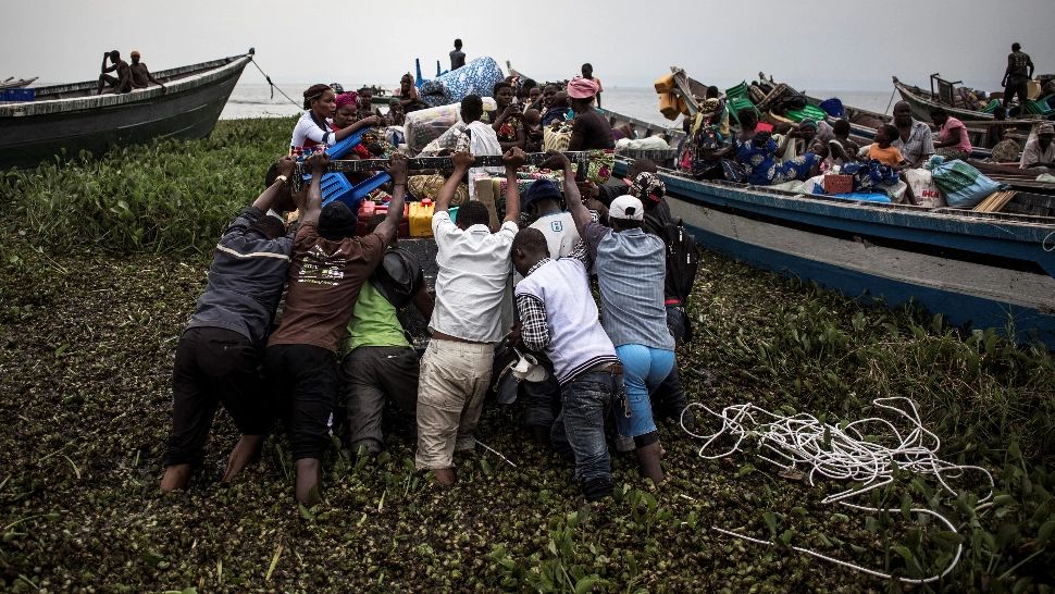 O barjă ce transporta peste 700 de persoane a eșuat pe râul Congo / Foto: Profi Media Images