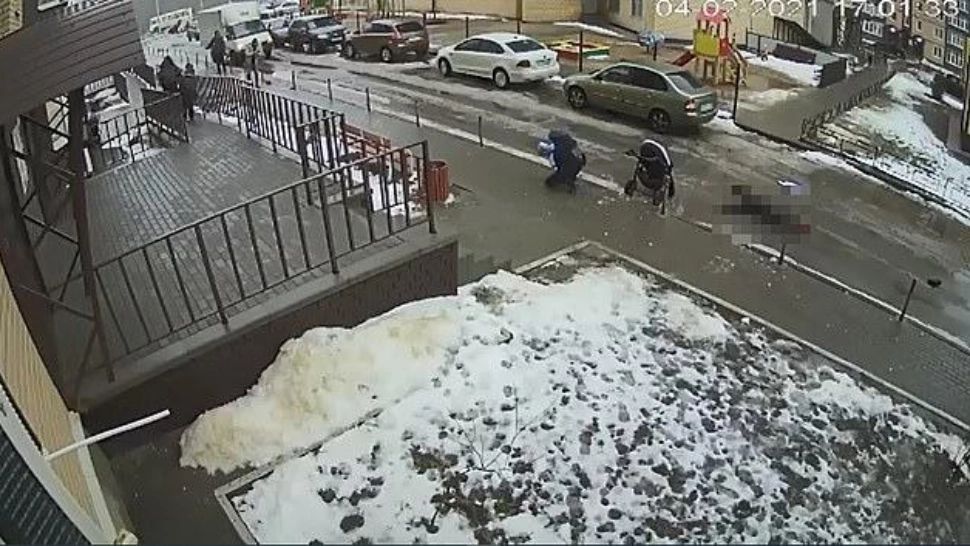 Un bărbat s-a aruncat de pe bloc și a aterizat peste un bebeluș aflat în cărucior. Ambii au murit pe loc