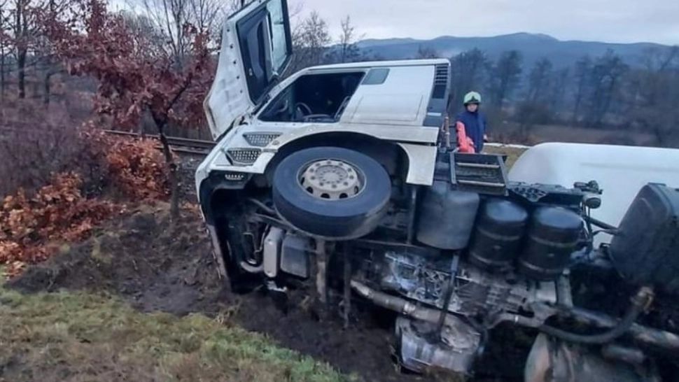 O cisternă încărcată cu 30 de tone de combustibil a derapat, marți dimineață, pe un drum din Mureș / Foto: ardealnews.ro