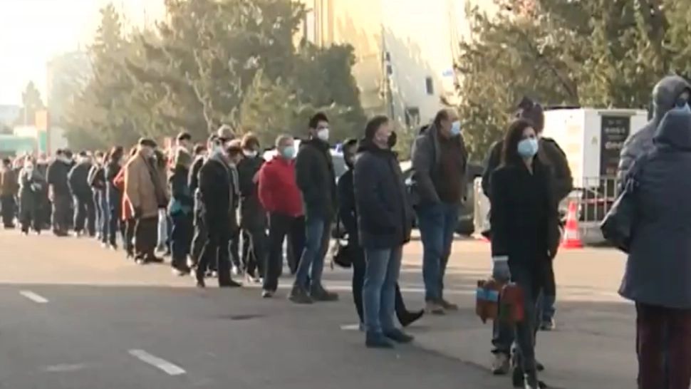 Coadă la centrul de vaccinare de la Romexpo. Foto: captură Realitatea Plus