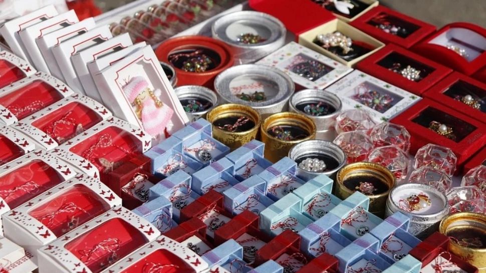 În școli și grădinițe sunt interzise mărțișoarele și florile