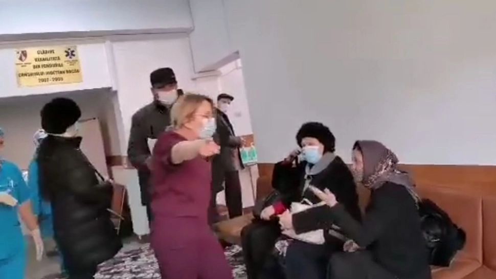 Oamenii sunt nevoiți să așrepte ore în șir pentru o banală consultație