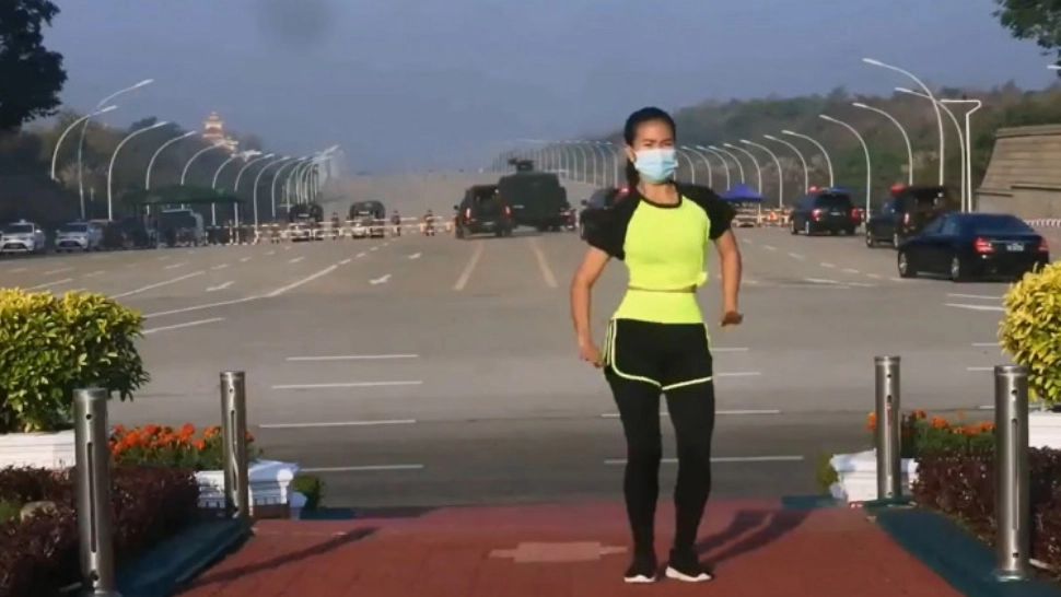 Imagini incredibile - O profesoară de zumba își susține ora în aer liber în timpul loviturii militare din Myanmar Foto: Twitter.com