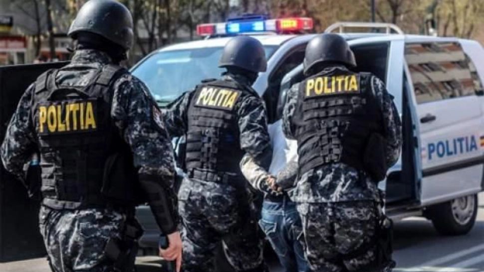 S-a lăudat cu banii din contrabandă pe internet și a fost săltat de mascați