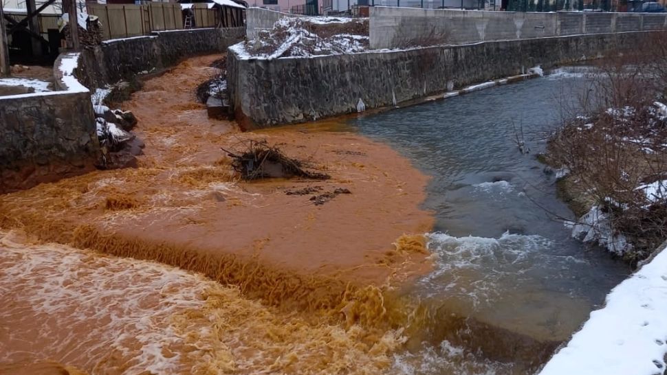 Râul Băița, poluat cu ape de mină de la Câmpurele, 18 februarie 2021 Foto: Facebook.com/ApeleRomâne