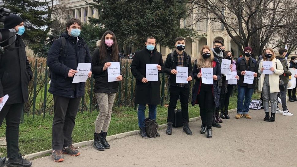Protest al elevilor și studenților față de eliminarea gratuității pe transport Foto: Facebook.com
