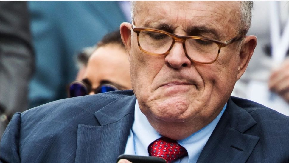 Rudy Giuliani nu mai e avocatul lui Donald Trump