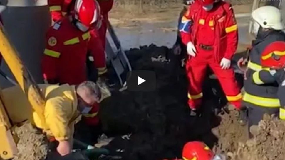 VIDEO - Bărbat prins sub un mal de pământ. Imagini dramatice cu momentul salvării