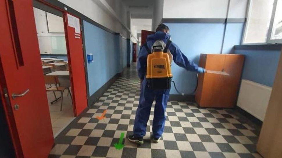 Dezinfectare în școli (foto: FB)