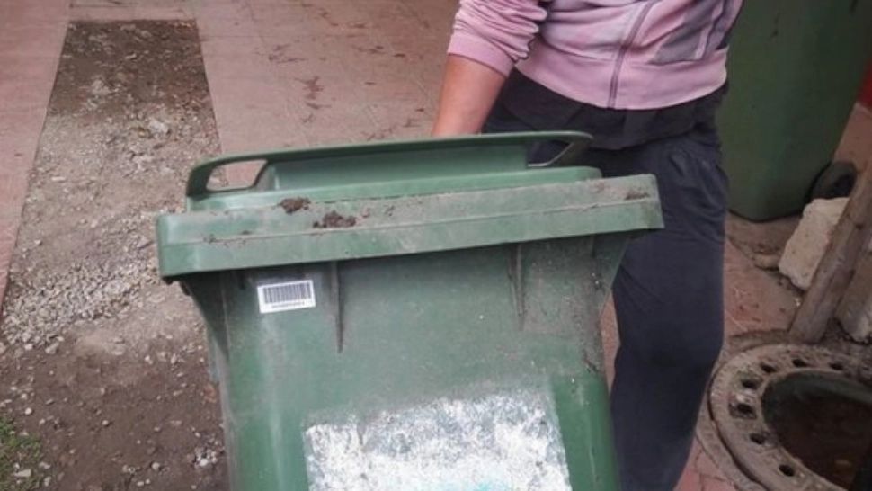 Pubelă de gunoi, transformată în instrument de furt