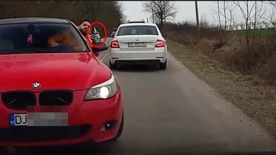Bărbatul înarmat se afla la volanul unui BMW roşu