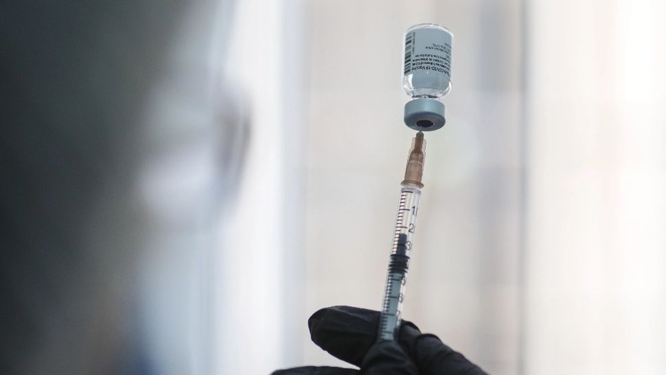 Incredibil: Tânărul imunizat cu Moderna în loc de Pfizer - înregistrat în sistem FĂRĂ ambele doze de vaccin. Ce reacții adverse a avut