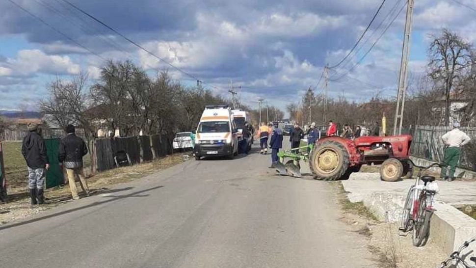 Un autoturism și un tractor s-au lovit frontal