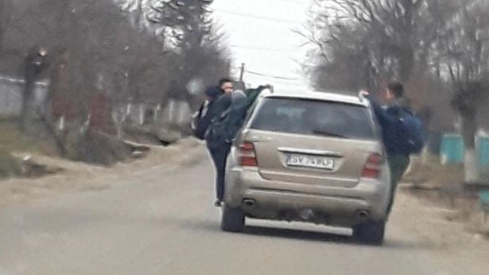 Elevi luați la ocazie de la școală... pe mașină Foto: Captură TV
