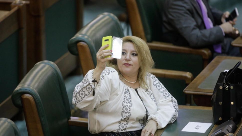 Senatul, AVERTIZAT de YouTube cu închiderea paginii în urma mesajelor instigatoare ale Dianei Șoșoacă
