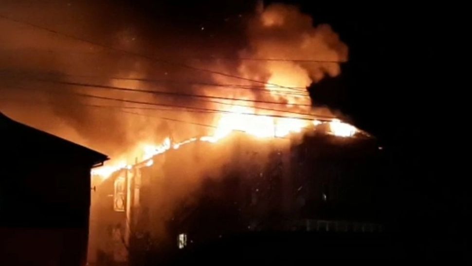 Incendiu la acoperișul unui bloc