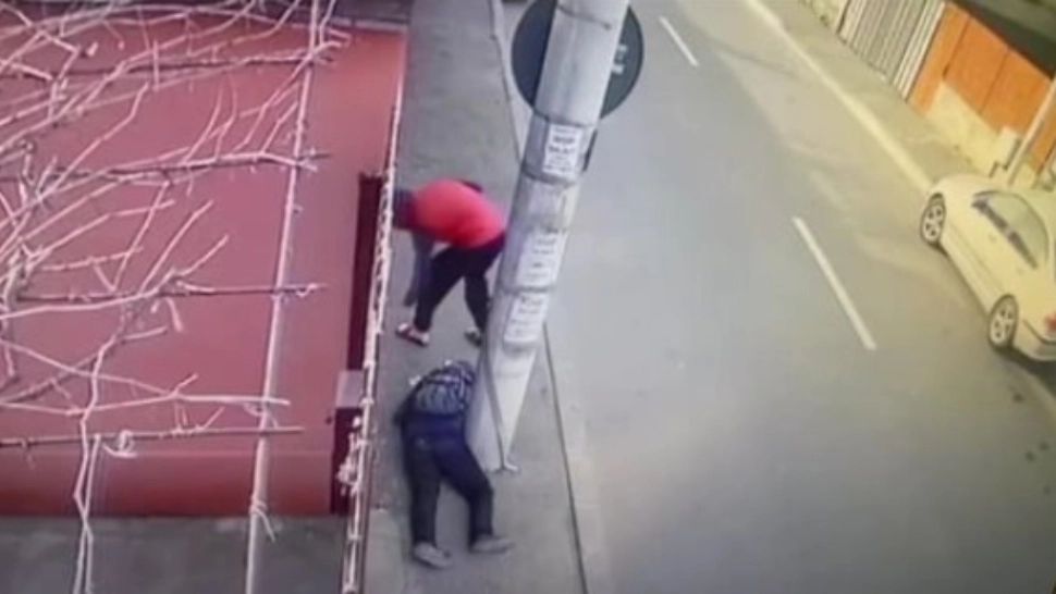Un bărbat rănit și care zăcea aproape inconștient pe trotuar a fost jefuit de un tânăr